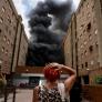Varios vecinos atendidos por inhalar humo de un aparatoso incendio en la avenida del Puerto de Valencia