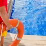 Un socorrista despotrica contra los padres por lo que hacen con las piscinas: "Estas cosas son una plaga"