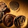 Encuentra unas monedas cuando era niño, las oculta durante 60 años y ahora los arqueólogos llaman a la puerta