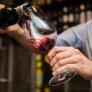 Pide la botella de vino más cara por accidente, se avecina un pastizal y nadie esperaba el papel del camarero