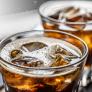 Le dice al camarero que su Coca-Cola está caliente, él se la lleva y al traerla de nuevo la clienta no da crédito a lo que ve