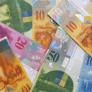 Una familia descubre fajos de billetes en un falso techo, quiere ingresarlos pero el banco destroza sus sueños