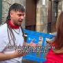 Lo que pasa durante esta entrevista en San Fermín quita el hipo: el gesto de la reportera lo dice todo