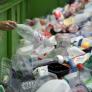 Un hombre dice "basta" a su trabajo, se dedica a reciclar botellas y su vida cambia: "Como en un restaurante todos los días"