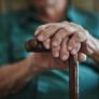 Un abuelo que usa móvil de botones y sin redes sociales recibe un paquete sin pedirlo y su nieto activa las alarmas