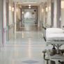 Pagó 3.600 euros para operarse de hemorroides porque el hospital no le daba cita: ahora la Justicia obliga a compensarla