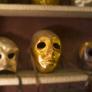 Gasta 7.380 euros en 40.000 máscaras de oro, no puede venderlas, las derrite y llora al ver el dinero que le ofrecen