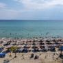 Ocupa 2.500 metros de una playa con 700 tumbonas y 300 sombrillas y la Policía actúa