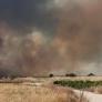 Un incendio en Méntrida (Toledo) provoca una espectacular columna de humo visible desde Madrid