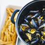 Ira hacia el alcalde que abandona el pueblo en un momento clave para ir a "una noche de mejillones y patatas fritas"