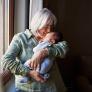 Una psiquiatra alerta sobre ser abuela hoy: "La carga mental cambia según la frecuencia con la que ves a tus nietos"