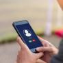 Su hijo no le contesta al teléfono y la psicóloga le pide que pruebe con la 'táctica del guijarro'