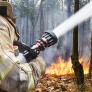 Una bombera forestal muestra su enfado por lo que ha hecho un programa de Telemadrid durante el incendio