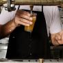 Le pide una cerveza y la petición que le hace después escandaliza a la camarera: muchos explican el porqué