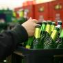Una pareja se va de viaje de novios, regresa a casa y no pueden entrar por una muralla de cajas de cerveza