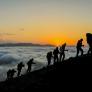 Una pareja de turistas se quedan atrapados en una peligrosa montaña sin arneses y la clave es cómo llegaron allí