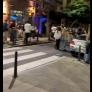Un norteamericano enseña lo que se ha encontrado en una calle de Santander a las 3 de la mañana: nada define más España