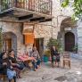 Esto es lo que dice la normativa municipal sobre salir con sillas a la fresca en España