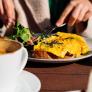 Una cafetería ofrece un generoso desayuno y un cliente les pone a prueba con el gran pedido de tortillas: "¿Más huevos?"