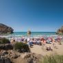 Una ciudad turística prohíbe llevar bermudas a los hombres en la playa y al poco da marcha atrás con su decisión