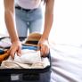 Una mujer galesa vuelve a casa tras un viaje a España, descubre atónita a un polizón de 6,35 cm en la maleta y decide adoptarlo