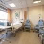 Hace esta broma sobre las sillas de los hospitales y los aplausos son indiscutiblemente universales