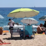 Unos argentinos hacen un experimento en una playa de Cataluña: dejan sus cosas en la arena, vuelven al rato y esto se encuentran