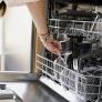 El incómodo charquito que se queda en las tazas en el lavavajillas tiene solución y apenas lleva segundos