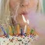 El gesto que muchos españoles hacen el día de su cumpleaños no comenzó como una tradición festiva