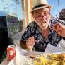 Un británico pide pescado y patatas fritas en Málaga y deja un recado a la cocina española