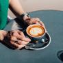Pide un café, le dice a la camarera que lo quiere aún más caliente, se lo lleva y lo que pasa después es de juzgado de guardia