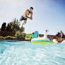 Una empresa busca al primer catador de piscinas de España: ofrece hasta 1.850 euros al mes