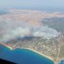Un nuevo incendio en Tarifa (Cádiz) obliga a desalojar viviendas en la playa de Atlanterra por el rápido avance de las llamas