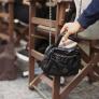 La camarera se ofrece a colgarles el bolso y cuando piden la cuenta se llevan el sorpresón: media España está flipando