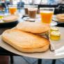 Un hostelero cuenta lo que le pasa diariamente con los cuchillos que pone para las tostadas: dice mucho y malo