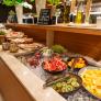 Trabaja en el buffet de un hotel de Berlín y cuenta indignada lo que hicieron unos españoles: "¿Es o no es un abuso?"