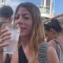 Cuentan lo que se han gastado en dos vasos de agua en Ibiza y es tanto que solo les queda reírse