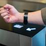Un proyecto innovador da una nueva vida útil a las pulseras del "todo incluido" de Benidorm que suelen acabar en la basura