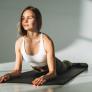 Adiós a la tensión: esta profesora de yoga tiene los tres ejercicios que aliviarán tu dolor de espalda