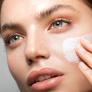 El truco para ponerse la Nivea de lata azul y desinflamar el rostro con algo que todos tenemos en casa