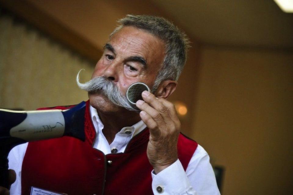 El bigote hasta la barriga despide 'movember' en internet (FOTOS)