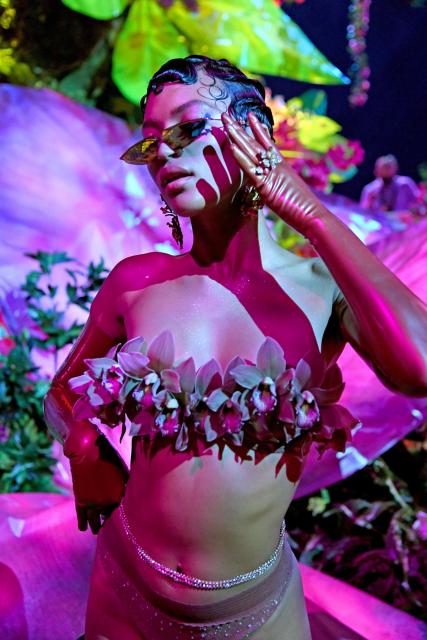 Rosalía deslumbra con su actuación en el desfile de lencería de Rihanna