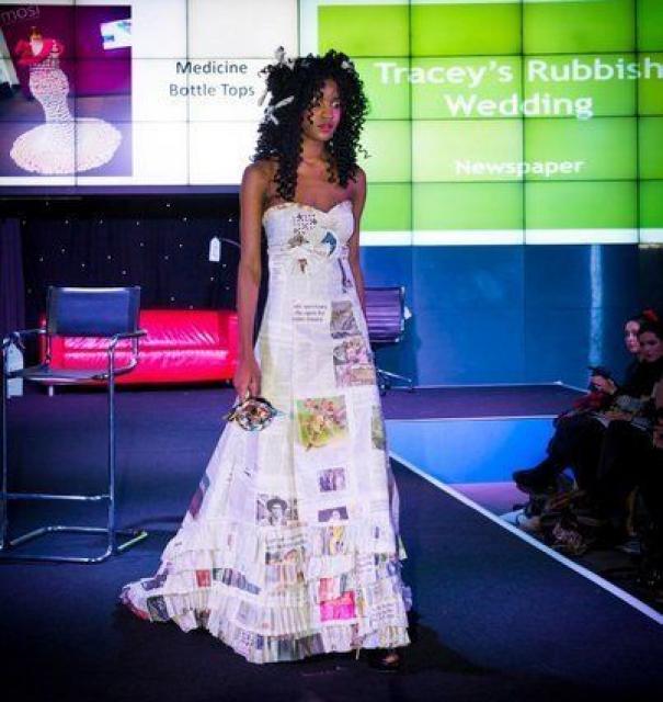 Ropa reciclada 😁  Newspaper fashion, Recycled dress, Newspaper dress