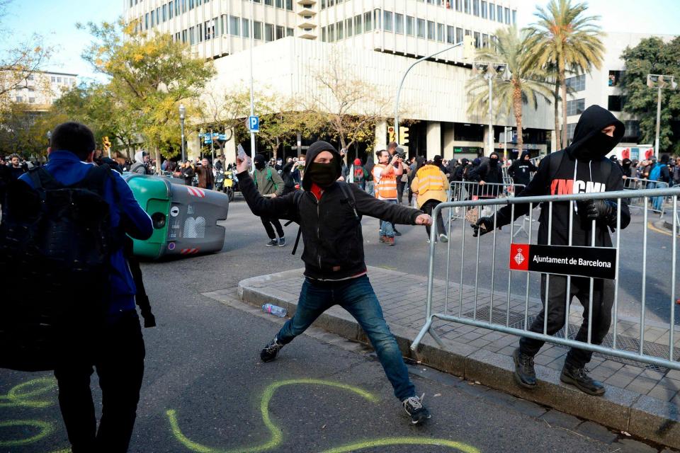 Uno de los manifestantes tira piedras durante las protestas.