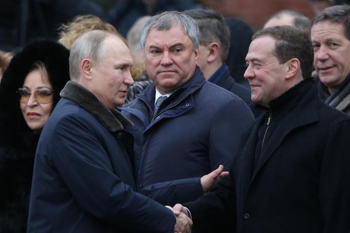 Putin saluda a Medvedev en un acto oficial en Moscú