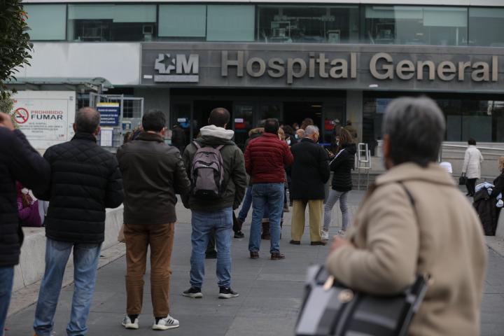 Foto de archivo de pacientes haciendo cola en un hospital de Madrid.