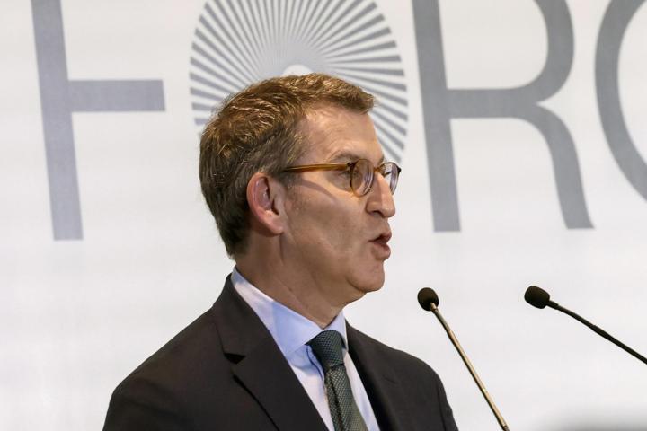 El presidente del Partido Popular, Alberto Núñez Feijóo participan en el Foro del diario ABC celebrado este martes en Madrid. EFE/JJ Guillén