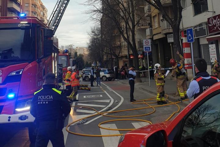 Los bomberos de la Generalitat y los Mossos trabajan en el edifico afectado por el fuego