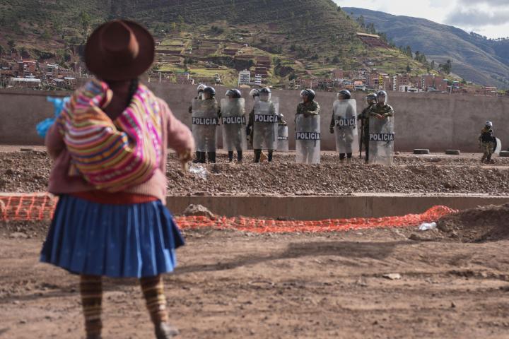 TOPSHOT - Police repel protesters from taking the airport grounds in the Andes city of Cusco, Peru, on January 19, 2023. - After weeks of unrest, thousands of protesters were expected to descend on Peru's capital Lima, defying a state of emergency to express their anger with President Dina Boluarte, who called on the demonstrators to gather "peacefully and calmly". The South American country has been rocked by over five weeks of deadly protests since the ouster and arrest of her predecessor Pedro Castillo in early December. (Photo by Ivan Flores / AFP) (Photo by IVAN FLORES/AFP via Getty Images)