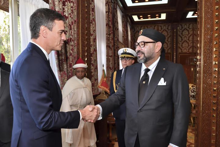 Pedro Sánchez y Mohamed VI se saludan durante un encuentro en Rabat, en noviembre de 2018.